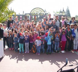 Die Kinder des Kinderheims Baschenegg mit ihren Betreuern vor den Toren des Europaparks. Sie verbrachten einen unvergesslichen Tag in Rust.