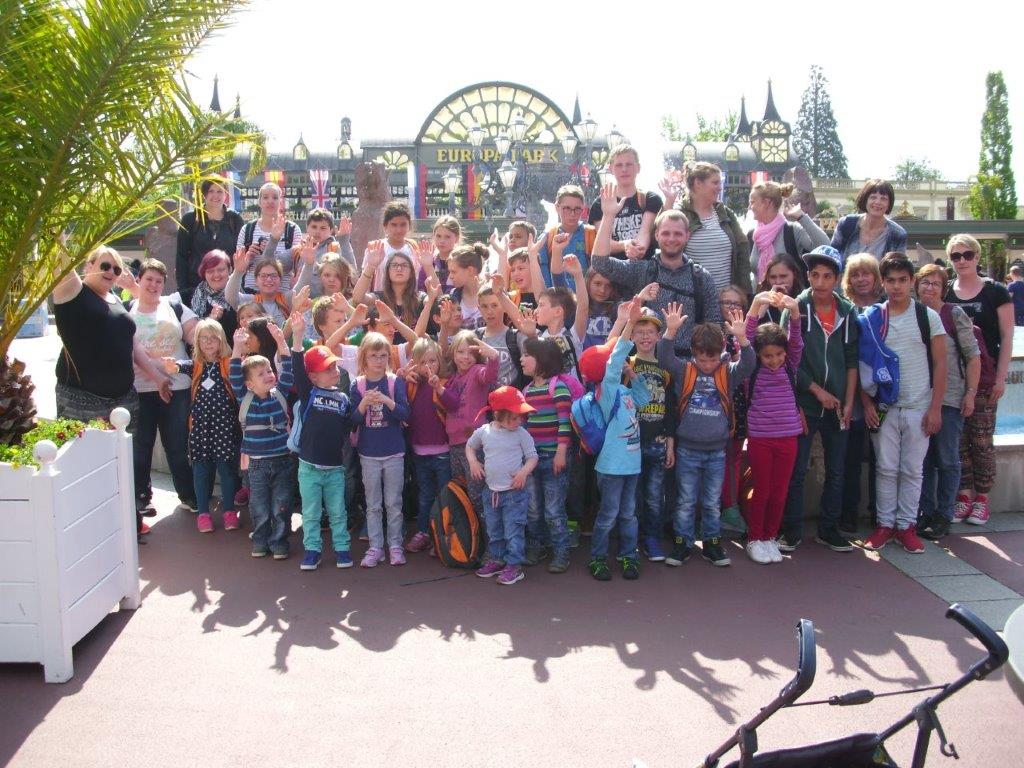 Die Kinder des Kinderheims Baschenegg mit ihren Betreuern vor den Toren des Europaparks. Sie verbrachten einen unvergesslichen Tag in Rust.