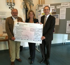 Geld für soziale Projekte in Afghanistan: Maximilian Straßer (r.) überreicht den Scheck dafür.