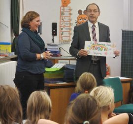 Die Findelkind-Sozialstiftung um Max Straßer (r.) unterstützt die 2. Zeltschule im Libanon mit 8000 Euro.